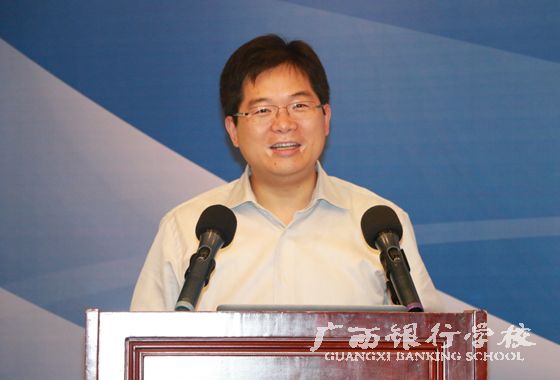 清华五道口金融学院党委书记、教育部在线教育中心办公室主任聂风华介绍MOOC（4）.jpg