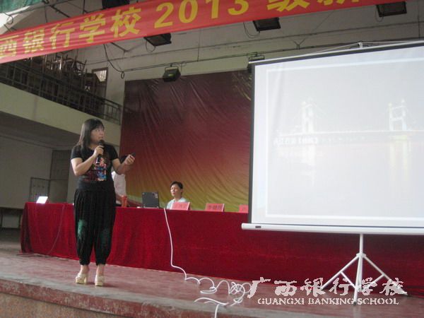 旅游教学部主任卢玲在进行旅游相关专业介绍.jpg