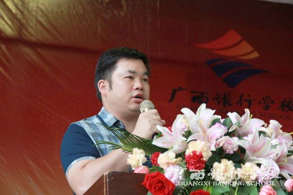 校长助理覃其兴发表讲话.jpg