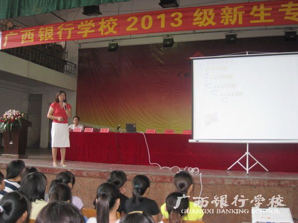 会计部主任韦雁玲进行会计专业介绍.jpg