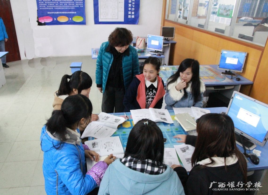 沈校长与学生亲切交谈，询问上课情况.jpg