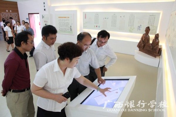 沈校长陪同专家组参观金融实训基地.jpg