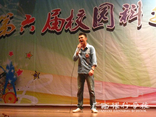 2+3会计1303班谢佳宁激情演唱歌曲《浮夸》.JPG
