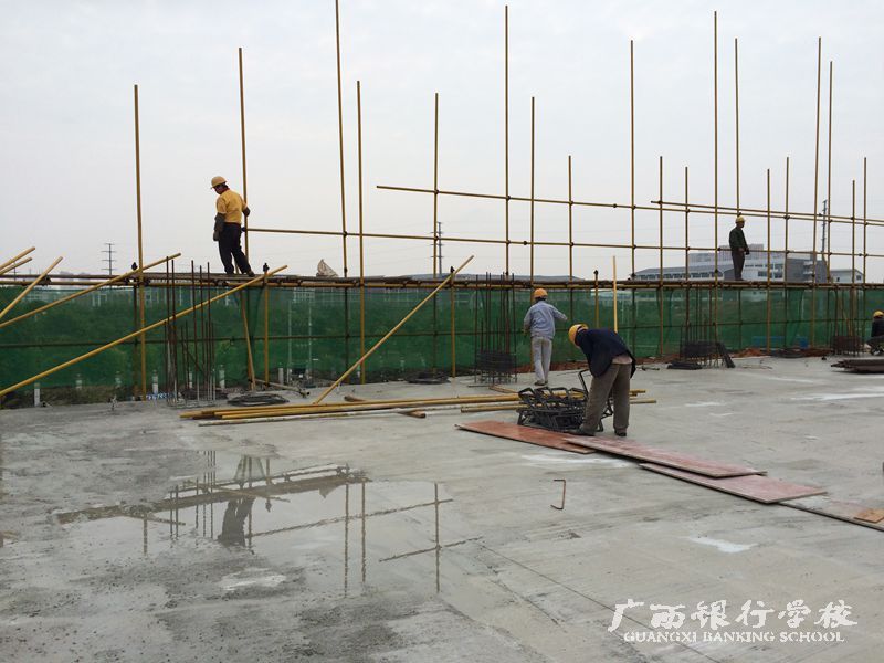 6工人正在搭建第三层.jpg