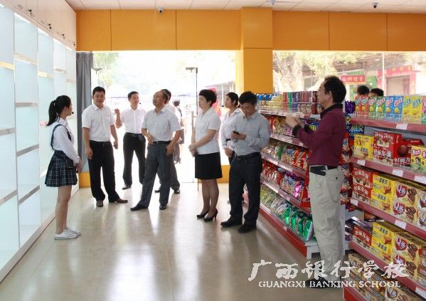 专家组成员参观立元格子超市.jpg