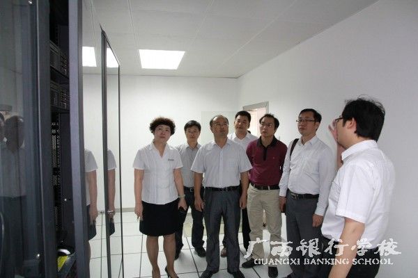 专家组成员参观网络控制中心.jpg
